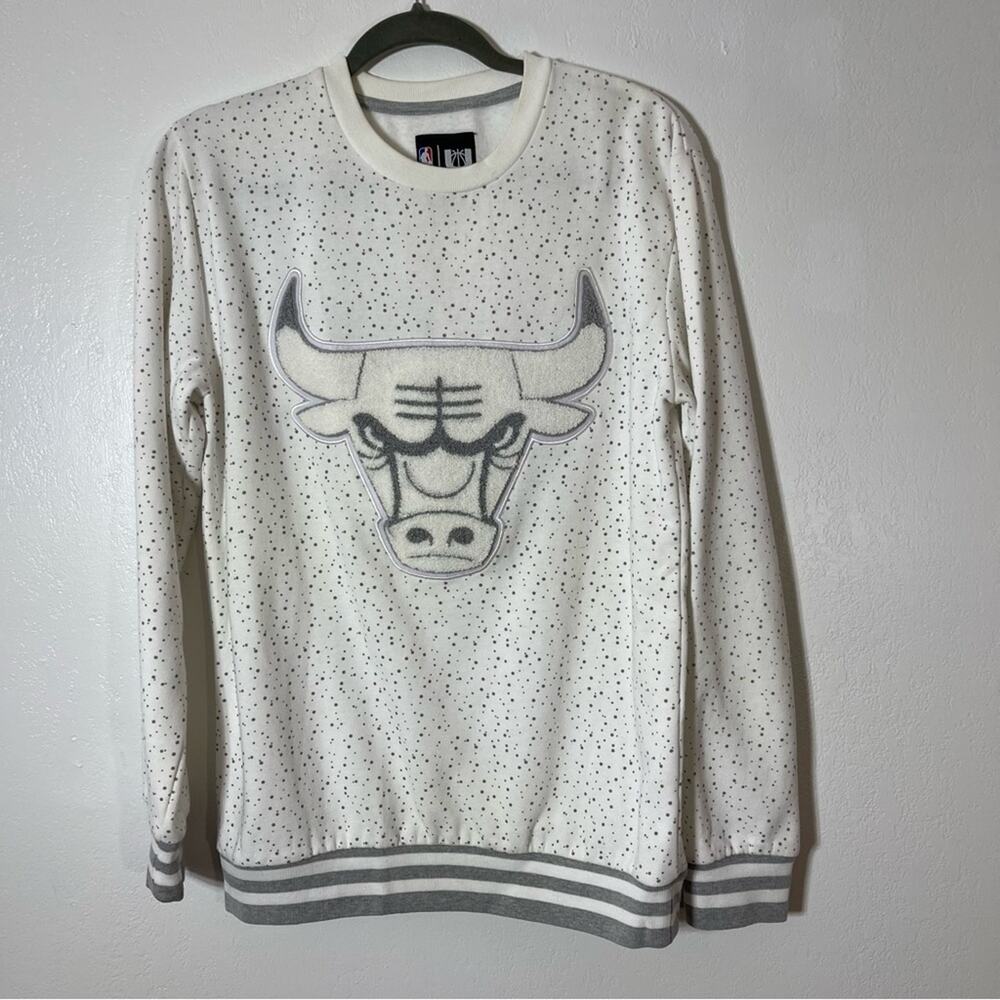 NBA Sweatshirt. Chicago Bulls. White and Grey. Size Medium. Excellent condition!